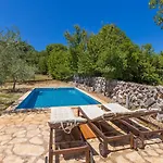 House Alyssa With Pool On Krk Island, Casa de Férias *