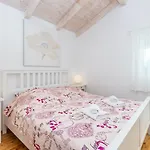 بيت للعطل House Alyssa With Pool On Krk Island,