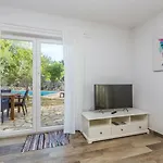 House Alyssa With Pool On Krk Island, 別荘 ヴルブニク