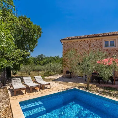 House Alyssa With Pool On Krk Island, 別荘 ヴルブニク