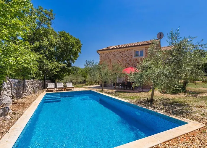 House Alyssa With Pool On Krk Island, ヴルブニク