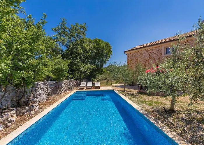 House Alyssa With Pool On Krk Island, 別荘